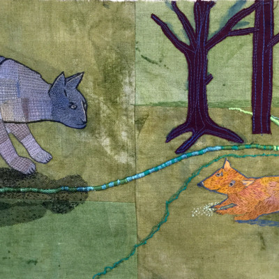fritt broderi av Ann Rydh en blå katt och en råtta i en skog vid ett grönst snöre